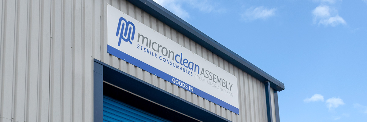 Micronclean Assembly Gebäudebeschilderung