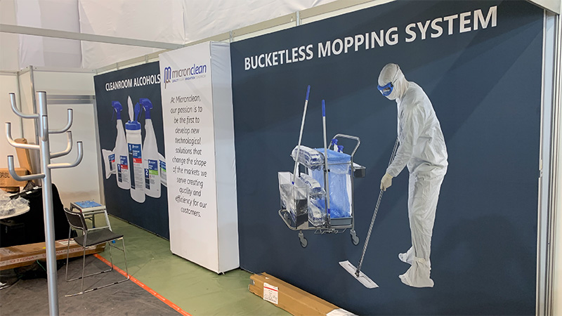 Ein Beispiel für ein Tecna Popup-Wandbanner-Display für eine Ausstellung, an der Micronclean teilnimmt.